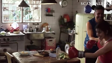 Герой фильма «Кровь во рту» трахает Еву Де Доминичи раком, словив за патлы