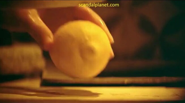 Подглядывание за голыми сиськами Моники Беллуччи в лимонном соке