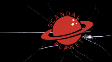 Голая Эмми Россам получает куни, разговаривая по телефону в сериале