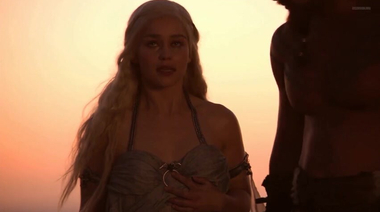 Все сцены с голой Эмилией Кларк в роли Дейнерис в 1-м сезоне GOT
