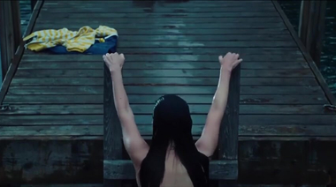 Все эротические сцены с Меган Фокс и Амандой Сайфред в ужастике