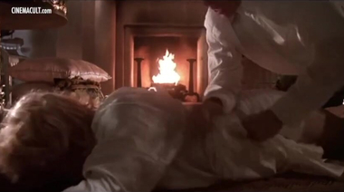 Знаменитые актрисы показывают голые сиськи в откровенных сценах кинолент