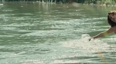 Голые актрисы гуляют в лесу и купаются в озере в кадрах из фильмов