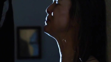 Эйслинг Найт позирует голой и получает куни в ужастике