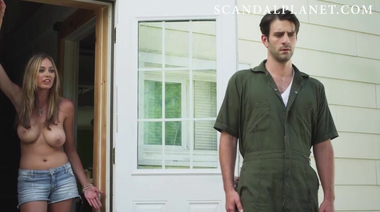 Элизабет Масуччи показывает сочные буфера на улице и занимается сексом в сборнике