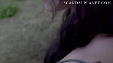 Чарли Мерфи занимается сексом в постели и в лесу в кадрах из сериалов