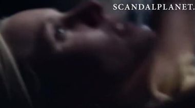 Секс Кристен Белл на умывальнике и отсос вялого члена в комедии