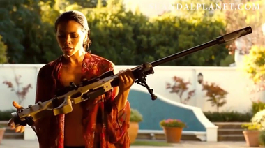 Сексуальна и опасна: голая Натали Бекер с пушкой перед ночью секса