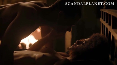 Постельная сцена Натали Эммануэль из GOT и тройник в кинокомедии