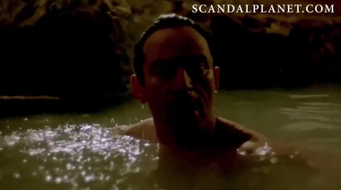 Голая Элисон Судол купается в пещере и трахается с бородачом в сериале