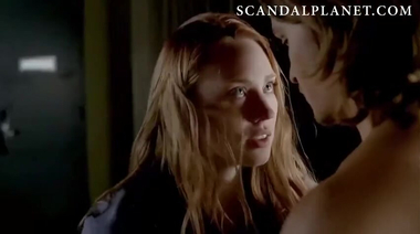 Дебора Энн Уолл трахается на весу и в постели в нарезке из «Настоящая кровь»