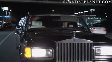 Горячие сцены с Элишей Катберт в роли порно звезды в «Соседке»