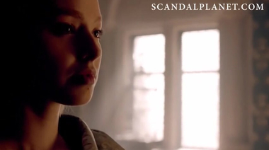 Все постельные сцены голой актрисы Фрейи Мавор