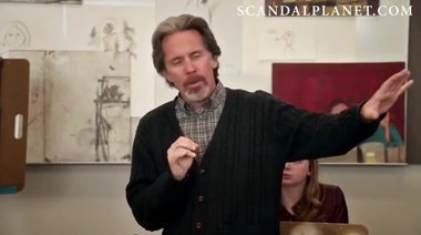 Рашида Джонс в роли голой натурщицы и в постельной сцене из сериала