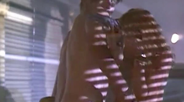 Голые сиськи молодой Синди Кроуфорд и ее постельная сцена в кино