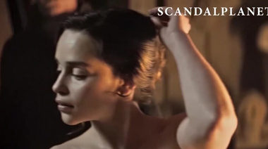 Горячий секс Эмилии Кларк и ее мастурбация в «Голосе из камня»