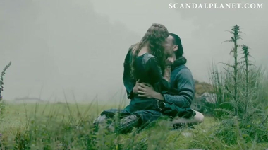 Голая Алисса Сазерленд в сценах секса из сериалов «Викинги» и «Мгла»