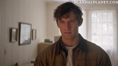 Жаркий трах Николы Пельтц на диване и чувственный секс в постели в нарезке