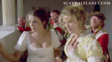 Секс и голые сиськи Элизабет Хёрли в подборке из кино