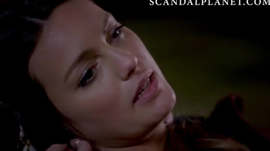 Красивый лесбийский секс на кладбище Эмили Мид и Лейлы Джордж из фильма