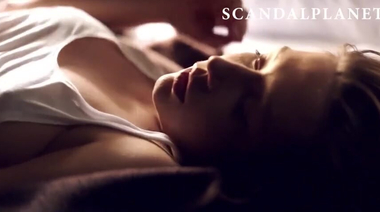 Красивая постельная сцена с горячей Адель Экзаркопулос