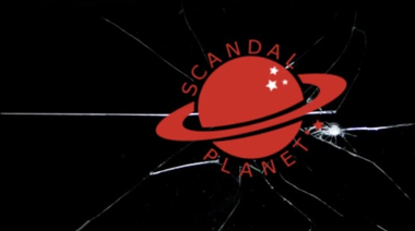 Беатрис Архона лежит голая в морге в роли трупа в сериале