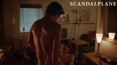 Линда Молин раздевается и нехотя сосет и трахается раком в фильме