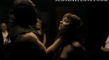 Голая и связанная Джессика Барден в руках палача из сериала