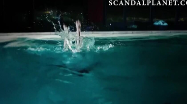 Секс в бассейне Камилль Раза после ночного плавания в кино