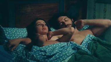 Тереза Лиотар светит маленькими сиськами в постельной сцене из кино