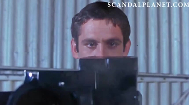 Голая Шэрон МакКарти трется буферами о сиськи актрисы в «Девушке с разворота»