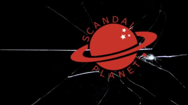 Антонелла Коста с голыми сиськами в объятиях парня