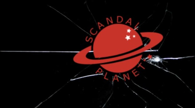 Сиван Алира Роуз со шрамом между голыми сиськами из сериала