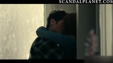 Нарезка откровенных сцен с Софи Тёрнер в фильме «Другая я»