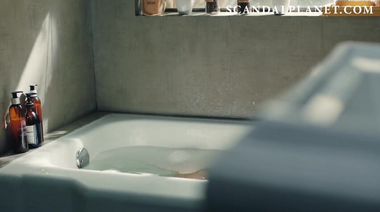 Голые сиськи Паулины Гайтан в ванне из сериала «Страж дьявола»