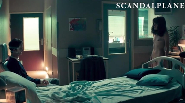 Голая Анаис Демустье садится на колени обгоревшего пожарного