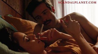 Сисястая Фернанда Васконселлос курит голышом в постельной сцене из сериала