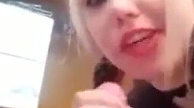 Селфи ММС рогоносцу от русской сексвайф с членом за щекой и в киске