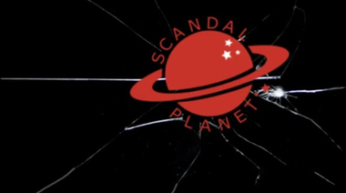 Голая Шарлотта Эткинсон лежит в постели в фильме «Земля под ногами»