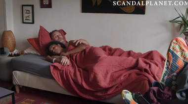 Темнокожая актриса Сара Мартин светит сиськами в постельной сцене