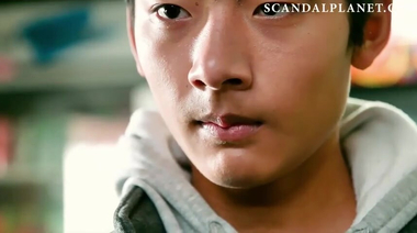 Азиатка дает полапать сиськи в магазине в корейском фильме «Мёбиус»