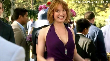 Алисия Уитт показывает маленькую грудь под платьем в сериале