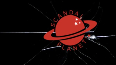 Голая Скотти Томпсон моется в душе в фильме ужасов