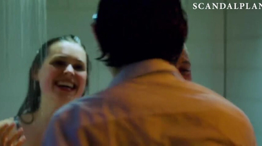 Секс втроем в душе Софи Порро с двумя парнями в фильме