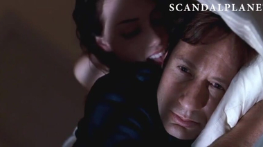 Голая нимфоманка Эмбер Херд пристает к Дэвиду Духовны