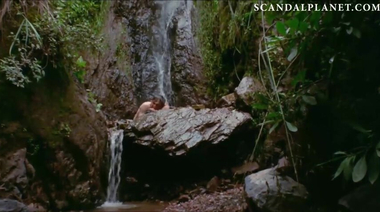 Киношный секс голой Стеллы Гарсии под водопадом