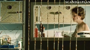 Актриса Леандра Леал бухает и светит сиськами в кино