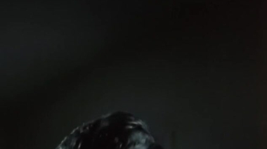 Голая Элизабет Кайтан в постельной сцене со старого ужастика