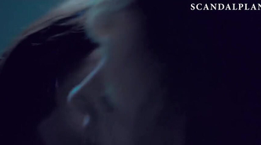 Эмма Стоун и Андреа Райзборо в роли лесбиянок целуются и раздеваются