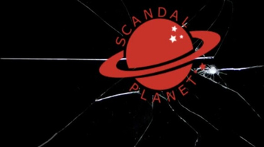 Бобби Аксельрод лижется с голой женой в исполнении Малин Акерман